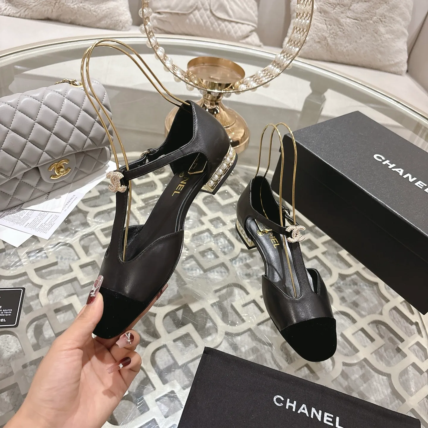👟👟Ex-factory price 560👟👟 25ss early autumn new Xiaoxiang Chanel pearl double C buckle T-strap Mary Jane shoes pearl heel buckle shoes doll shoe design is so cute 💥The daughter of a rich family has the sense of sight, retro sweetness and age reduction! Mary Jane's unique noble texture allows you to practice various combinations of beauty. Beauty and comfort coexist. Who can not be tempted? The high-end simple style will never go out of style when worn again and again. It vividly interprets the charm of the exclusive fragrance. More possibilities for shaping. Original molded hardware buckle. Upper: lambskin. Lining: sheepskin. Outsole: genuine leather outsole imported from Italy. Size: 35-39 (40.41 custom-made, non-refundable).